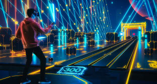 Na imagem, um gamer. Ele está em pé, usa uma calça preta e um moletom rosa. Ele usa um óculos VR e a sua frente aparece a projeção de um jogo, com diversas luzes, com destaque para as cores amarela e azul. No jogo tem uma pista, o destaque para o número 300 e diversos cubos distribuidos na tela.