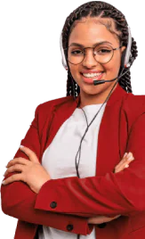 Homem negro com fone de ouvido branco, acessando o site da Desktop por áudio pelo celular.