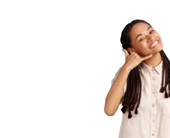 Mulher parda com camisa amarela fazendo sinais de libras.