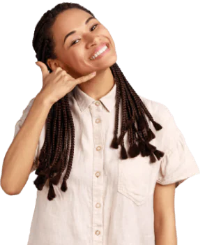 Mulher parda com camisa amarela fazendo sinais de libras.