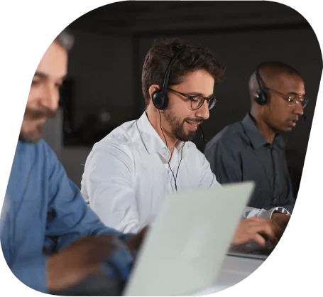 Três homens trabalhando, utilizando notebook.